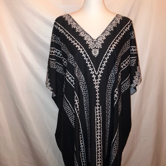 Women’s Black and White Abstract Print Caftan Dress - Picture 1 of 5